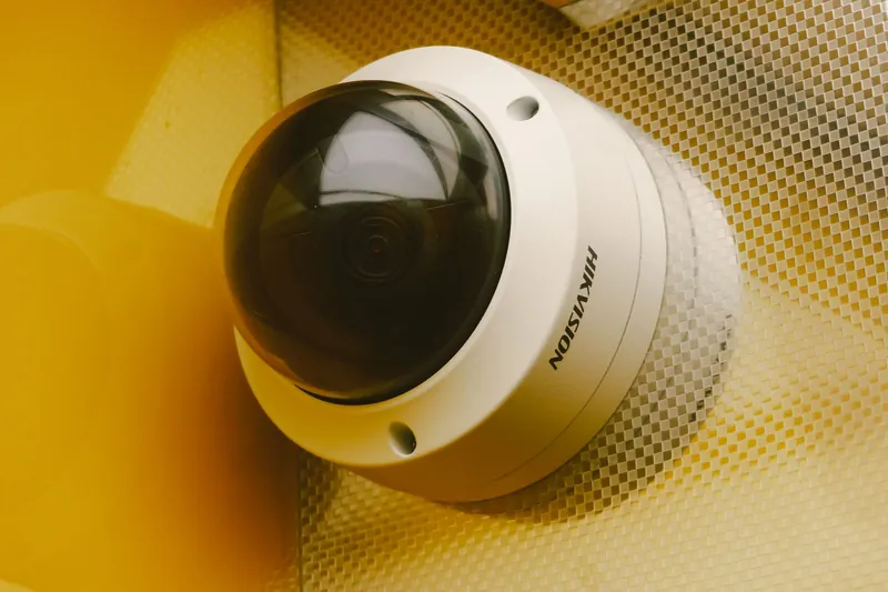 Caméra de surveillance dôme installée en poste de sécurité