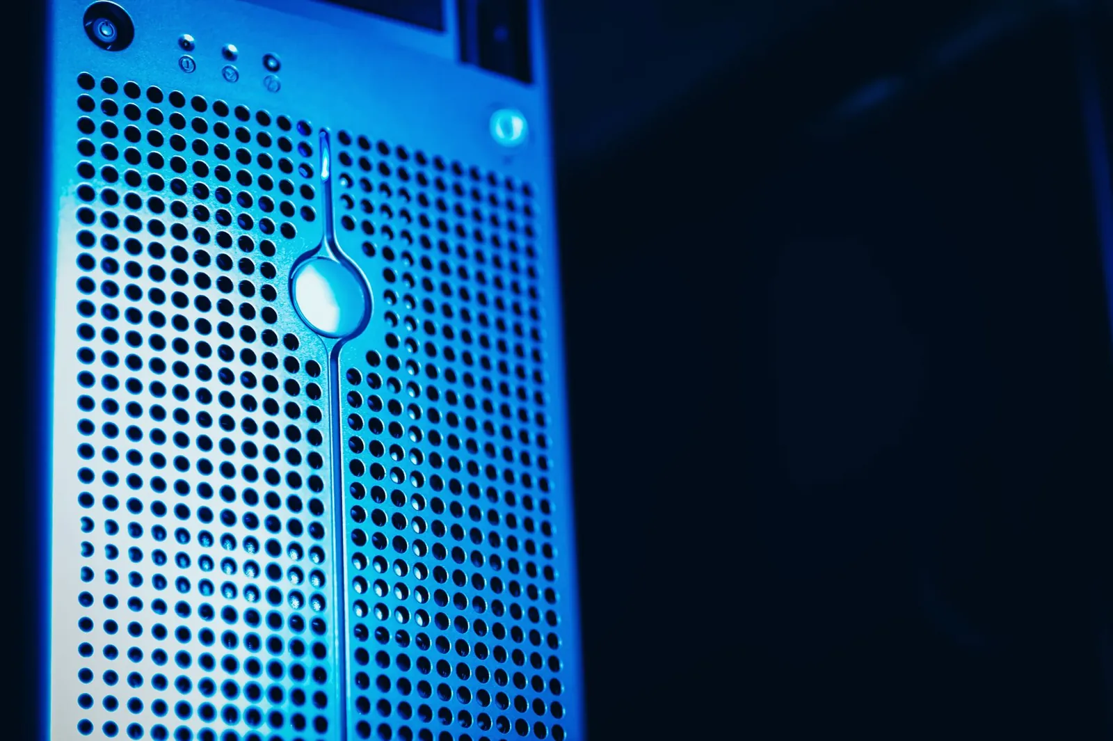 Rack de serveurs éclairé en bleu dans une salle sécurisée